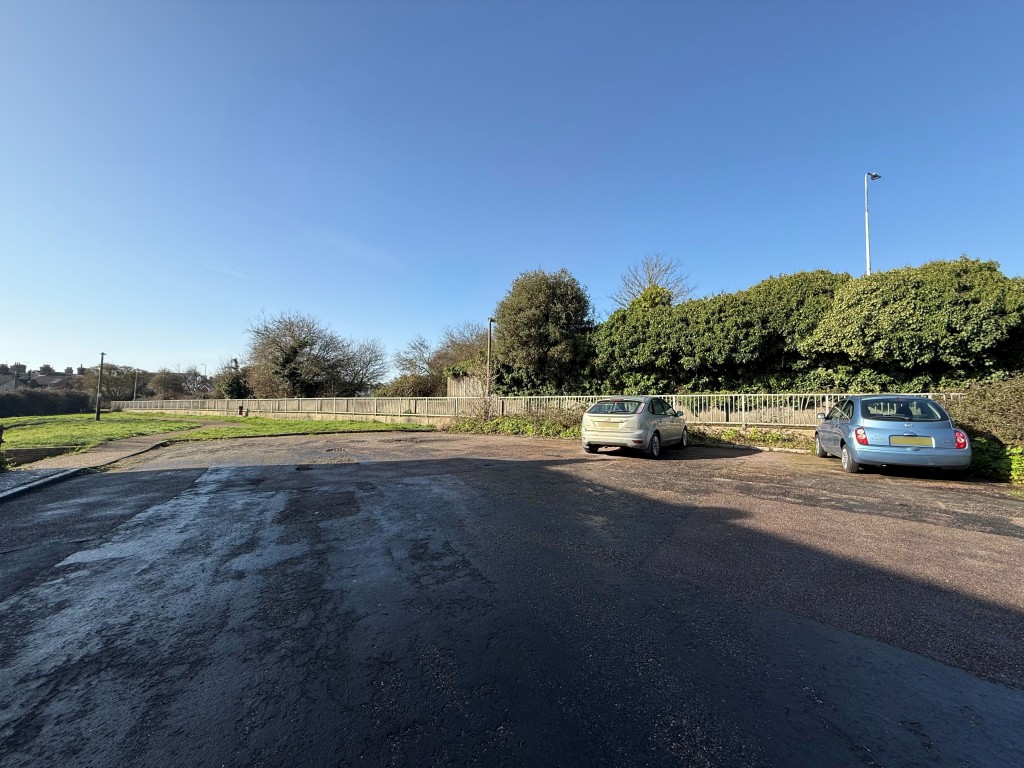 Lot: 173 - THREE-BEDROOM TERRACED HOUSE FOR REFURBISHMENT LOCATED IN A CUL-DE-SAC - External shot showing off road communal parking